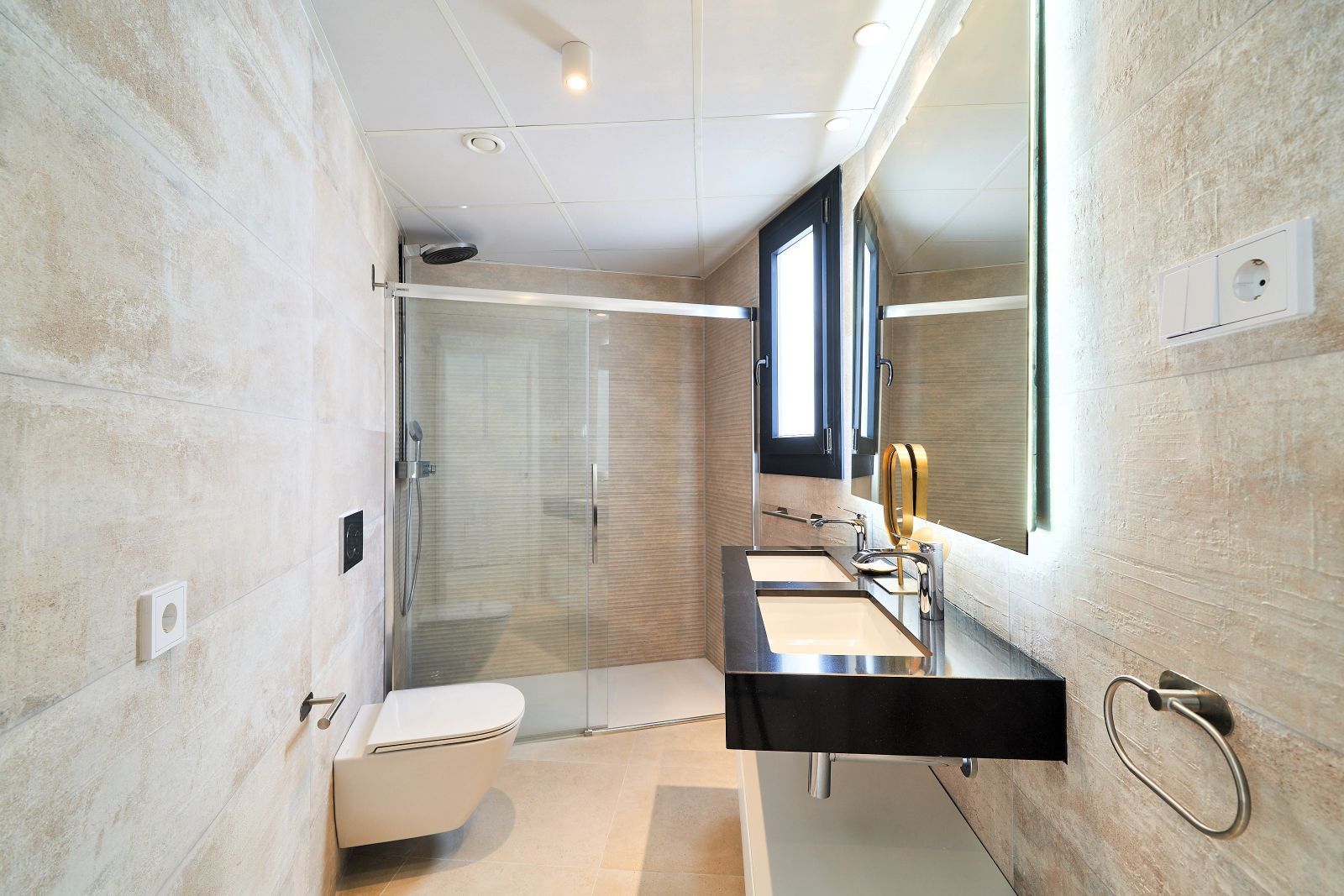 Moderne badkamer met inloopdouche en dubbele wastafel in Higuerón Bay Residences.