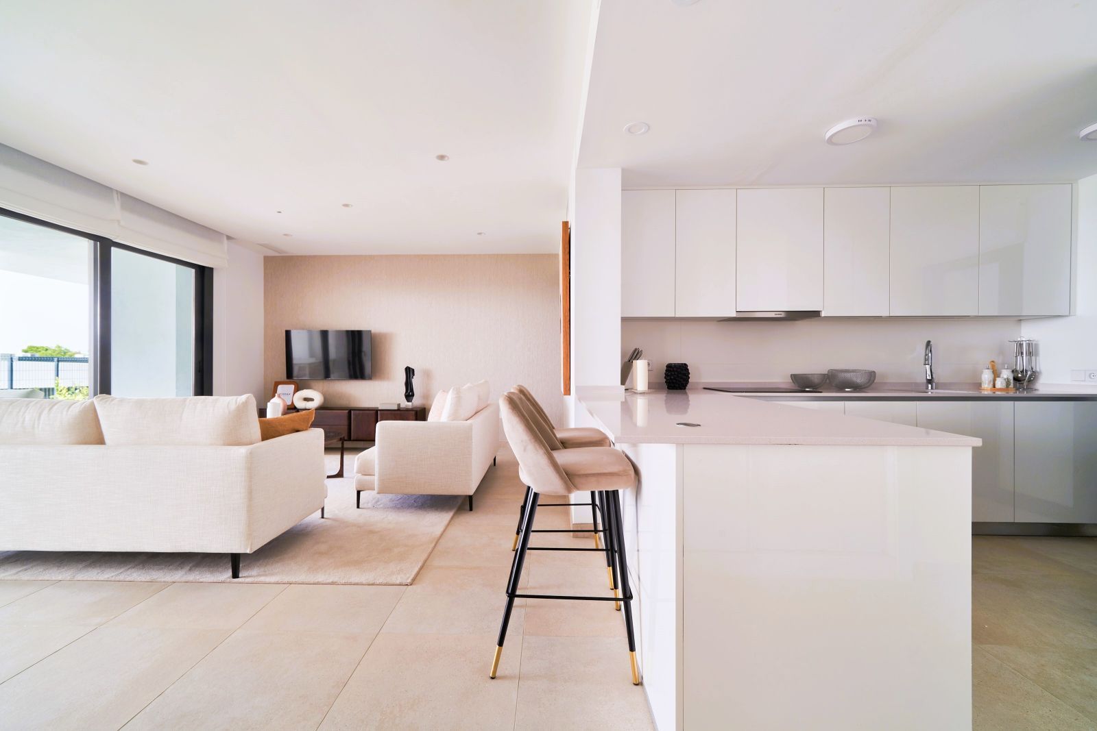 Modern interieur van Higuerón Bay Residences met open keuken en woonkamer.